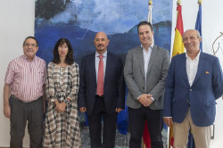 El consejero Cesar Pascual  apuesta por mantener una estrecha colaboración con el Hospital Santa Clotilde