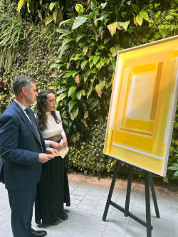 El consejero de Cultura visita la exposición `Ajuar de color` de Débora Regalado