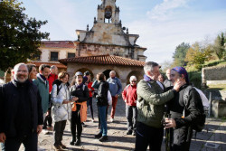 El consejero de Turismo promociona los caminos de peregrinación recorriendo un tramo del Medieval Lebaniego
