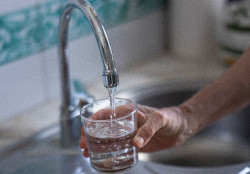 El Consejo Nacional del Agua aprueba instalar paneles fotovoltaicos en embalses con cr&iacute;ticas de regantes y ONG