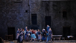 El coro del Teatro de la Zarzuela mantiene este miércoles la huelga en el estreno de `La tabernera del puerto`