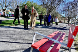 El director territorial de Banco Santander en Cantabria y Asturias, Manuel Iturbe visita los bancos donados por el Santander, 