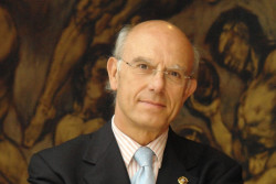 El Dr. Jos&eacute; Manuel Revuelta Soba presenta su libro "M&aacute;s cerca del coraz&oacute;n"