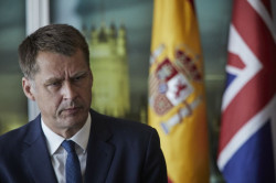 El embajador del Reino Unido Hugh Elliot ofrece una conferencia en el Palacio de Festivales