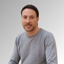 El escritor albaceteño que triunfa con más de 100.000 libros saca una nueva novela sobre superación a través a la música