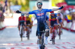 El esprinter Kaden Groves sigue con su idilio con La Vuelta y Van Aert es nuevo l&iacute;der
