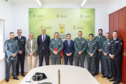 El exjefe de la Guardia Civil de Cantabria recoge el reconocimiento otorgado por la Policía de Torrelavega