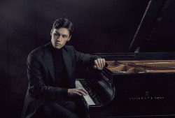 El FIS recibe a Jaeden Izik-Dzurko, ganador del Concurso de Piano de Santander Paloma O`Shea 2022