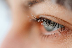 El frío y el viento pueden alterar la película lagrimal que protege la superficie ocular, asegura un experto