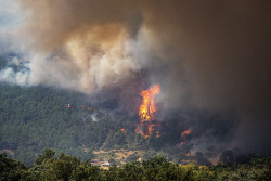 El fuego de &Aacute;vila obliga a evacuar otros siete pueblos y deja 13.750 afectados tras una noche "complicada"