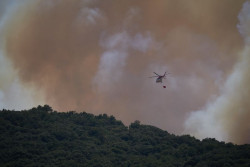 El fuego de Tarifa se da por estabilizado y se permite volver a los desalojados, pero los de A Coru&ntilde;a siguen sin control