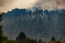 El fuego se resiste en la zona de Malabrigo, en G&uuml;&iacute;mar (Tenerife), donde se concentrar&aacute;n los trabajos