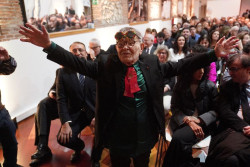 El Gobierno concede al dramaturgo Fernando Arrabal la Gran Cruz de la Orden de Isabel la Católica