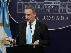 El Gobierno de Argentina mantiene su plan de suprimir el salario m&iacute;nimo tras nuevos aumentos para 2025