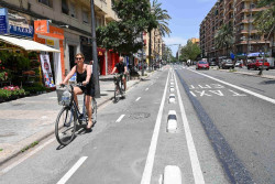 El Gobierno destina 500 millones para construir carriles bici y comprar autobuses de cero emisiones en 112 municipios