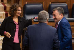 El Gobierno impide que el Congreso vote rebajar el IVA de peluquer&iacute;as y de compresas en su reforma fiscal