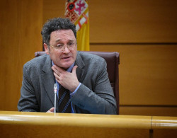 El Gobierno mantiene el apoyo al fiscal general despu&eacute;s de que el Supremo le sit&uacute;e el borde del banquillo