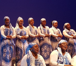 El grupo vocal africano `Deba` act&uacute;a en Potes dentro del ciclo `Caminos que nos unen`
