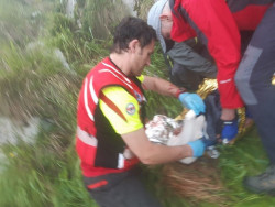 El helic&oacute;ptero asiste a un senderista ca&iacute;do desde seis metros en Ramales