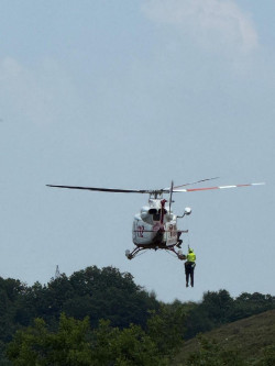  El helic&oacute;ptero de Cantabria rescata a un trabajador de la CHE que estaba exhausto en una zona de maleza