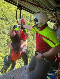  El helic&oacute;ptero de Cantabria rescata a una senderista asturiana herida cuando hac&iacute;a una ruta en Camale&ntilde;o y la lleva al aeropuerto