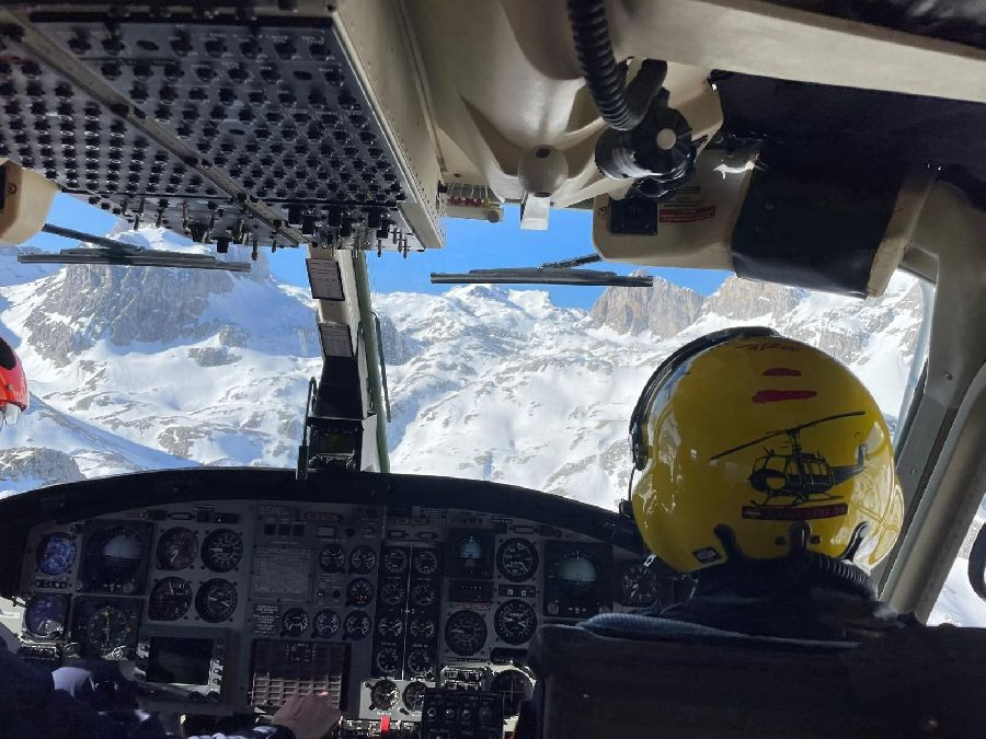 El helic&oacute;ptero del Gobierno rescata a un esquiador ingl&eacute;s herido en Picos de Europa