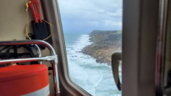 El helicóptero rescata a un joven checo atrapado en los acantilados del Puente del Diablo en Santander