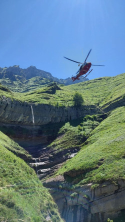 El helic&oacute;ptero rescata a un senderista de 58 a&ntilde;os con un golpe de calor en Vega de Pas