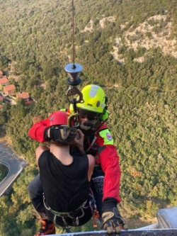 El helic&oacute;ptero rescata a una senderista enriscada en una v&iacute;a ferrata de Ramales