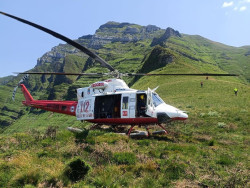  El helic&oacute;ptero rescata en Castro Valnera a un barquere&ntilde;o con fuertes calambres y a su perro
