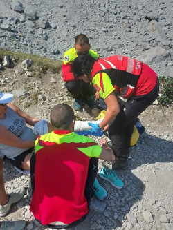 El helic&oacute;ptero socorre a una madrile&ntilde;a de 44 a&ntilde;os con fractura de tobillo cerca del refugio de &Aacute;liva
