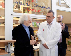 El Hospital de Laredo mejora sus servicios sanitarios con un espacio de `Libroterapia`