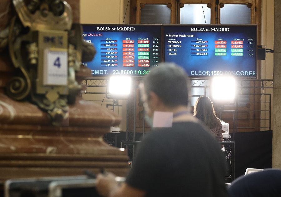 El Ibex 35 corrige un 0,61% en la media sesi&oacute;n, pero aguanta los 18.000 puntos