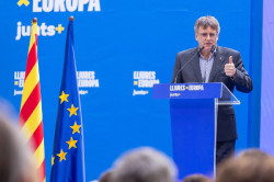 El juez Aguirre pide al TS investigar a Puigdemont y Mas por traici&oacute;n por la trama rusa del `proc&eacute;s`