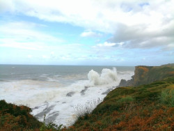 El litoral de Cantabria est&aacute; este domingo en aviso por olas de 4 metros