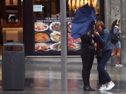 El mal tiempo azota Espa&ntilde;a este lunes con 37 provincias en riesgo por viento, olas, nieve, lluvia y tormentas