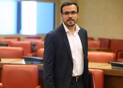 El ministro comunista del chulet&oacute;n,Garz&oacute;n, ataca a Sanchez por mantener  a Espa&ntilde;a en la OTAN cuando quiere ver a  Espa&ntilde;a  en la &oacute;rbita de Putin