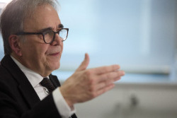 El ministro de Universidades  apoya la critica a la distinci&oacute;n de la Complutense a Ayuso y  la protesta contra ella