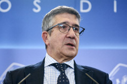 El nuevo sanchista Patxi L&oacute;pez hace la ola a su l&iacute;der S&aacute;nchez