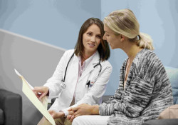 El número de médicos colegiados aumentó un 3,2% en 2023 y el de enfermeros, un 2,9%