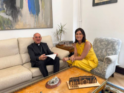 El obispo de Santander, Arturo Ros, formaliza su empadronamiento en la ciudad