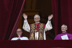 El obispo de Santander manifiesta su "fidelidad inquebrantable" al Papa León XIV: "Es un regalo para el mundo"