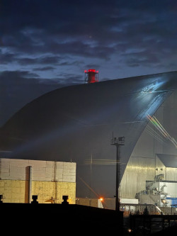 El OIEA dice que el sarc&oacute;fago de Chern&oacute;bil sufre incendios latentes dos semanas despu&eacute;s del ataque con dron