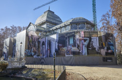 El Palacio de Cristal contin&uacute;a su exhibici&oacute;n p&uacute;blica con la lona `Gran friso`, pese a las obras de restauraci&oacute;n