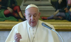 El Papa afirma que a&uacute;n necesita tratamiento para recuperarse de la bronquitis y agradece el cuidado de los m&eacute;dicos