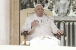 El Papa despu&eacute;s del mariconeo en los seminarios dice que  "los cotilleos son cosa de mujeres"