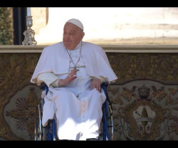 El Papa Francisco reaparece en la Plaza de San Pedro despu&eacute;s de recibir el alta hospitalaria hace dos semanas