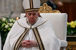 El Papa insta a discernir si existen formas de bendecir parejas gays sin que se confundan con el matrimonio