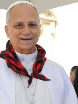 El Papa Le&oacute;n XIV se pone un cachirulo regalado por una delegaci&oacute;n de catequistas zaragozanos de peregrinaci&oacute;n jubilea