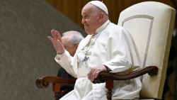 El Papa permanece estable y ya requiere menos asistencia de ox&iacute;geno